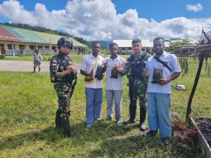 Satgas Pamtas RI-PNG Kewilayahan Yonif Raider 142/KJ Ajari Siswa SMAN 1 Elellim Pembibitan Tananam di Polybag