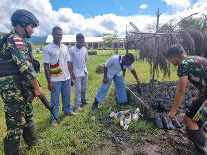 Satgas Pamtas RI-PNG Kewilayahan Yonif Raider 142/KJ Ajari Siswa SMAN 1 Elellim Pembibitan Tananam di Polybag