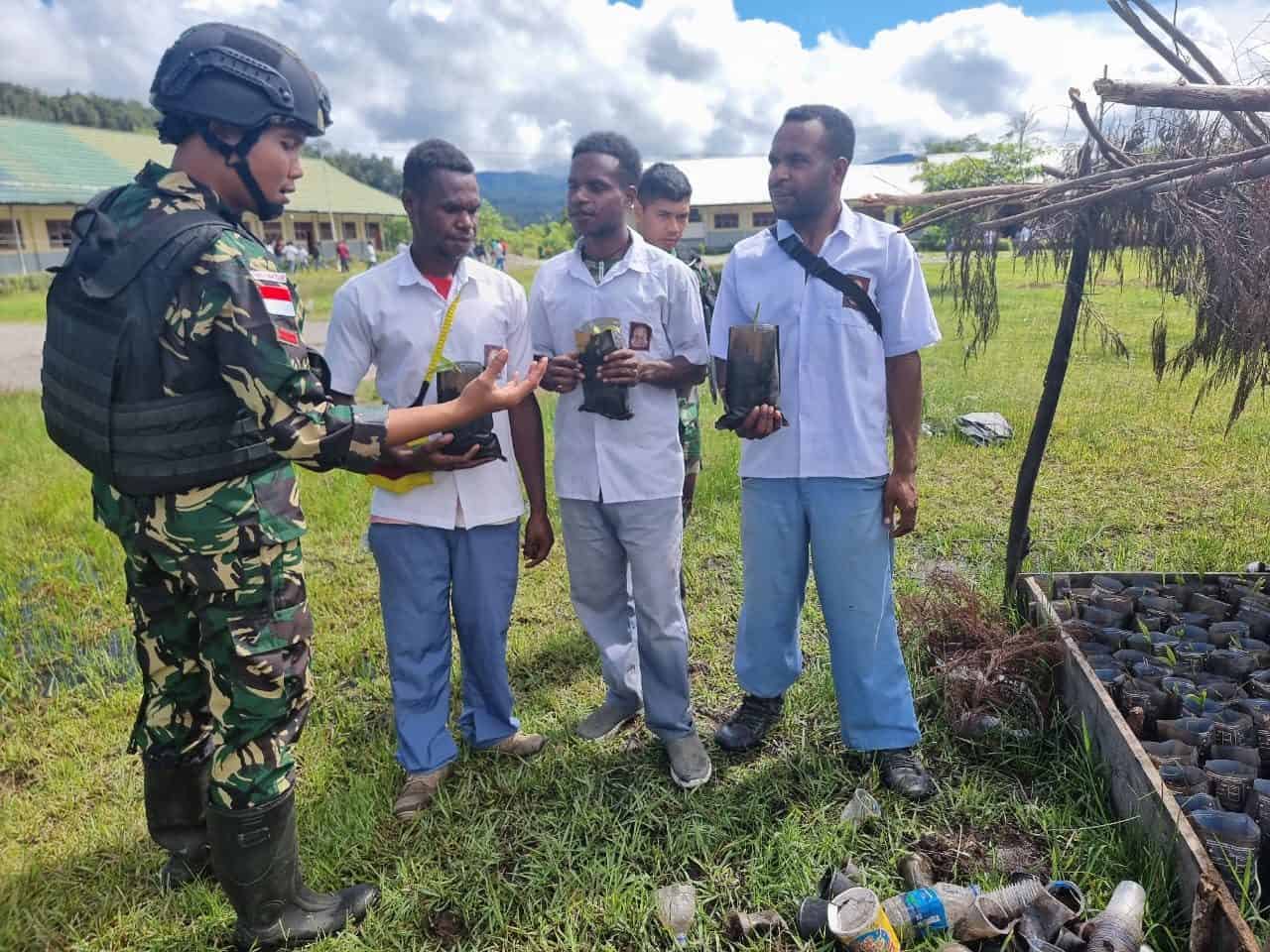 Satgas Pamtas RI-PNG Kewilayahan Yonif Raider 142/KJ Ajari Siswa SMAN 1 Elellim Pembibitan Tananam di Polybag