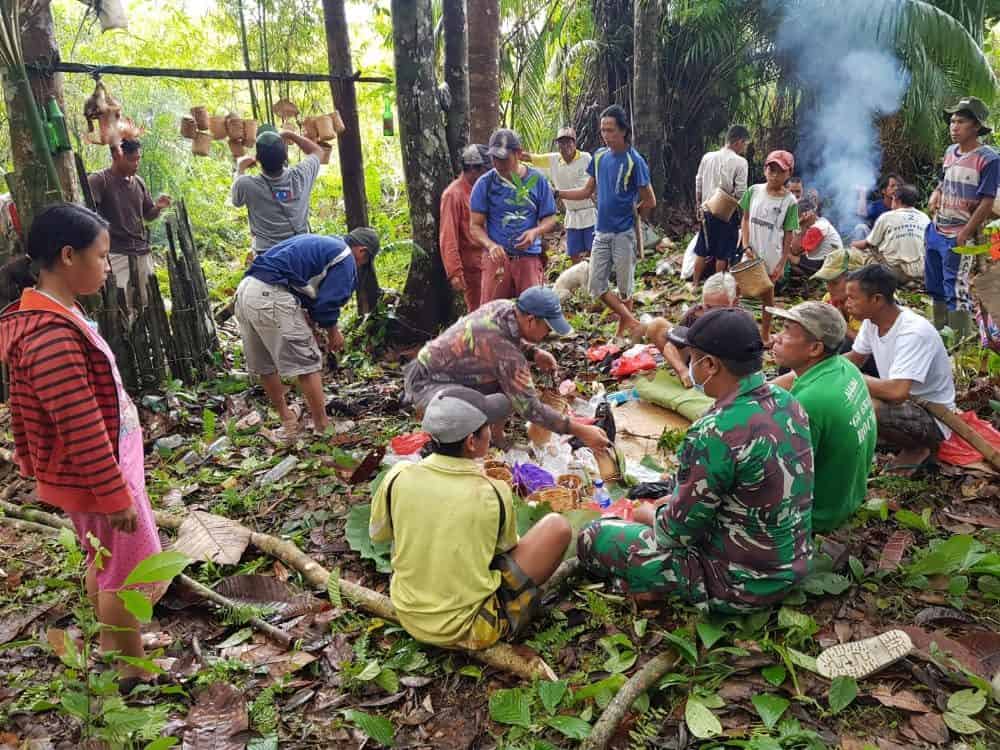 Personel Satgas Pamtas RI-Malaysia Yonif 144/JY Hadiri Ritual Adat Setelah Panen Padi di Perbatasan