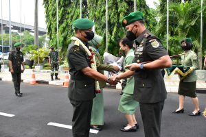 Kodam Jaya Adakan Tradisi Korps Sambut Kedatangan Kasdam Jaya Brigjen TNI Edy Sutrisno.S.E Beserta Istri