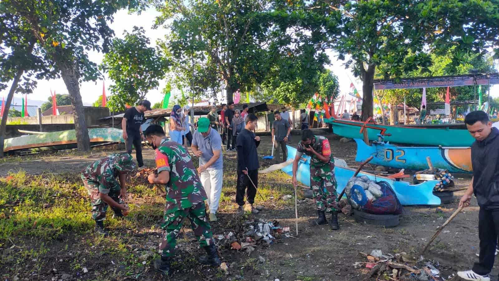 Sukseskan Acara Sandeka di Laok, Anggota Koramil 1628-01/Taliwang Bersama Masyarakat bersihkan Pantai Labuhan Lalar