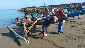 Sukseskan Acara Sandeka di Laok, Anggota Koramil 1628-01/Taliwang Bersama Masyarakat bersihkan Pantai Labuhan Lalar