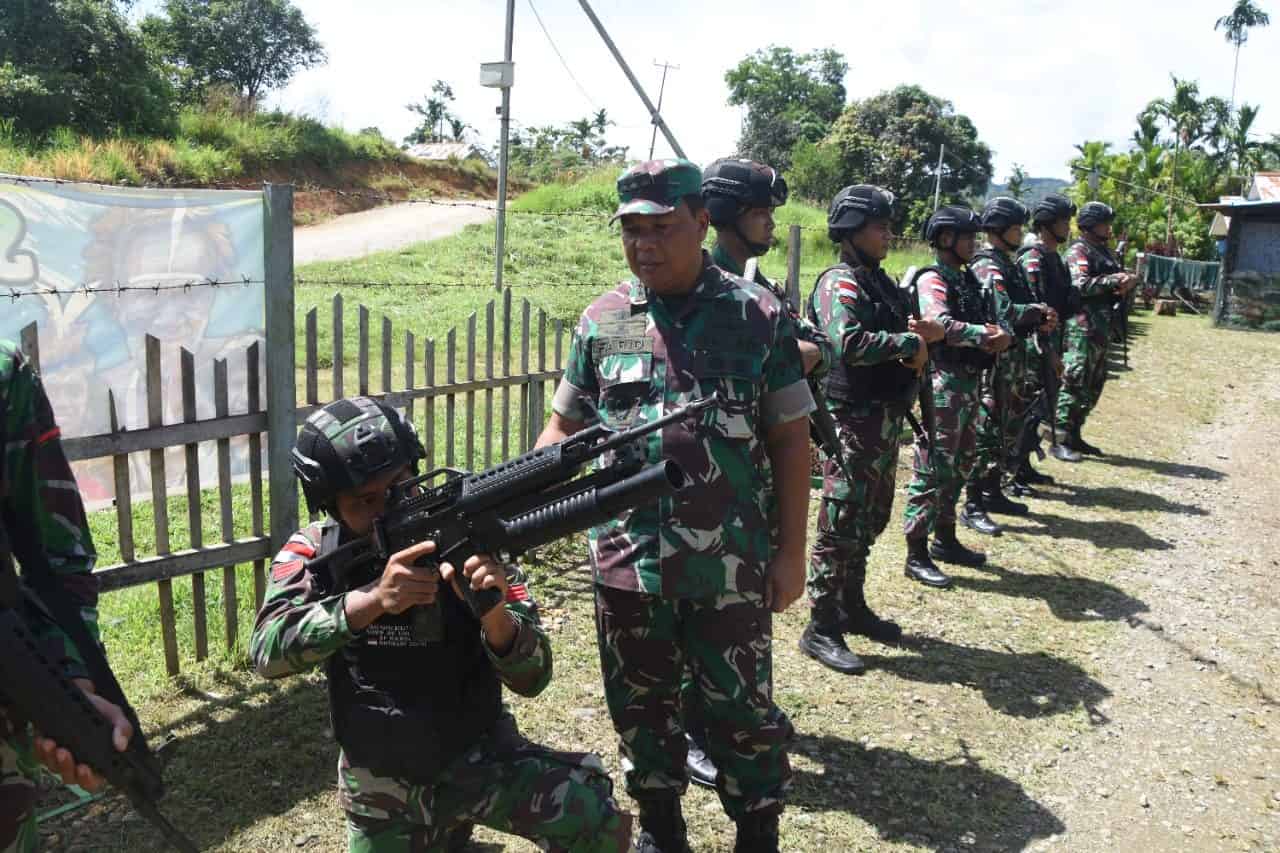 Wairjen TNI Tinjau Pos Satgas Tahota Yonif RK 136/TS