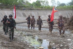 Sinergi Jaga Perbatasan, Satgas Yonif 743/PSY Patroli Bersama UPF