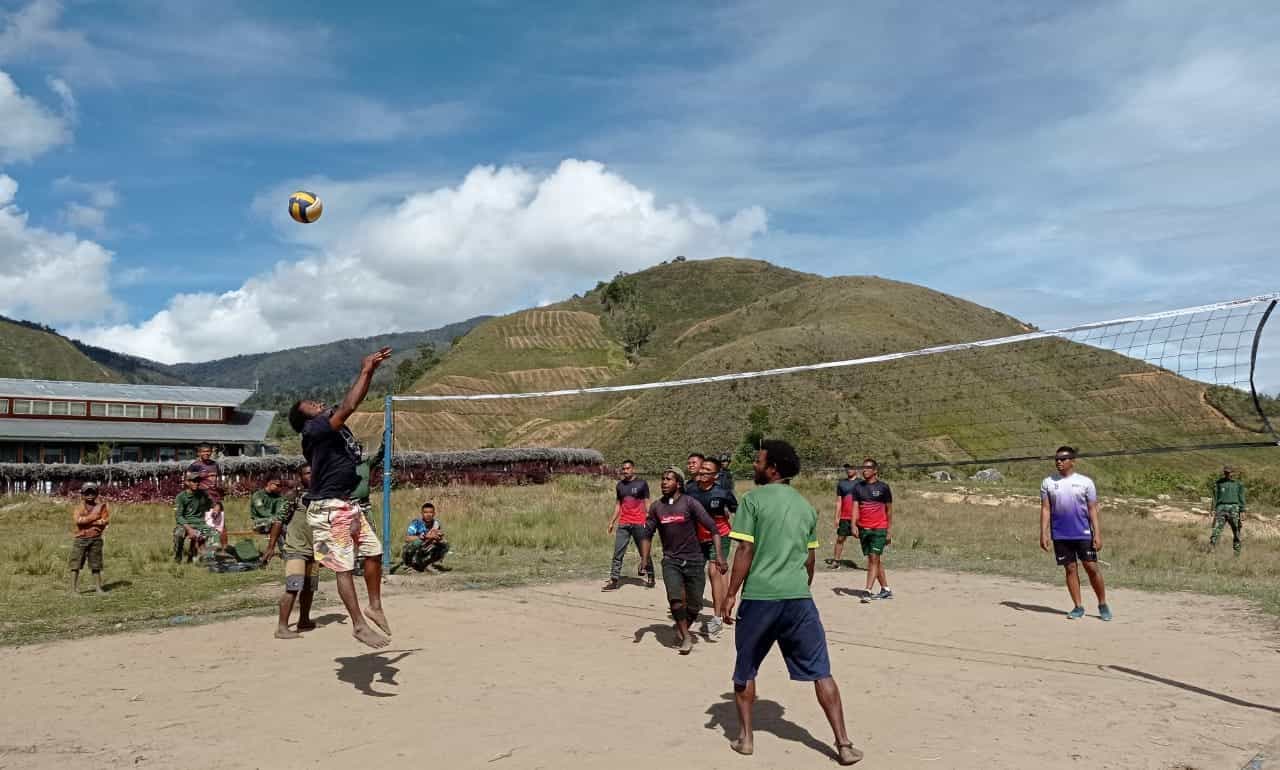 Jaga Kebersamaan, Satgas Yonif MR 412 Olahraga Bersama Pemuda Kampung Loanom Papua