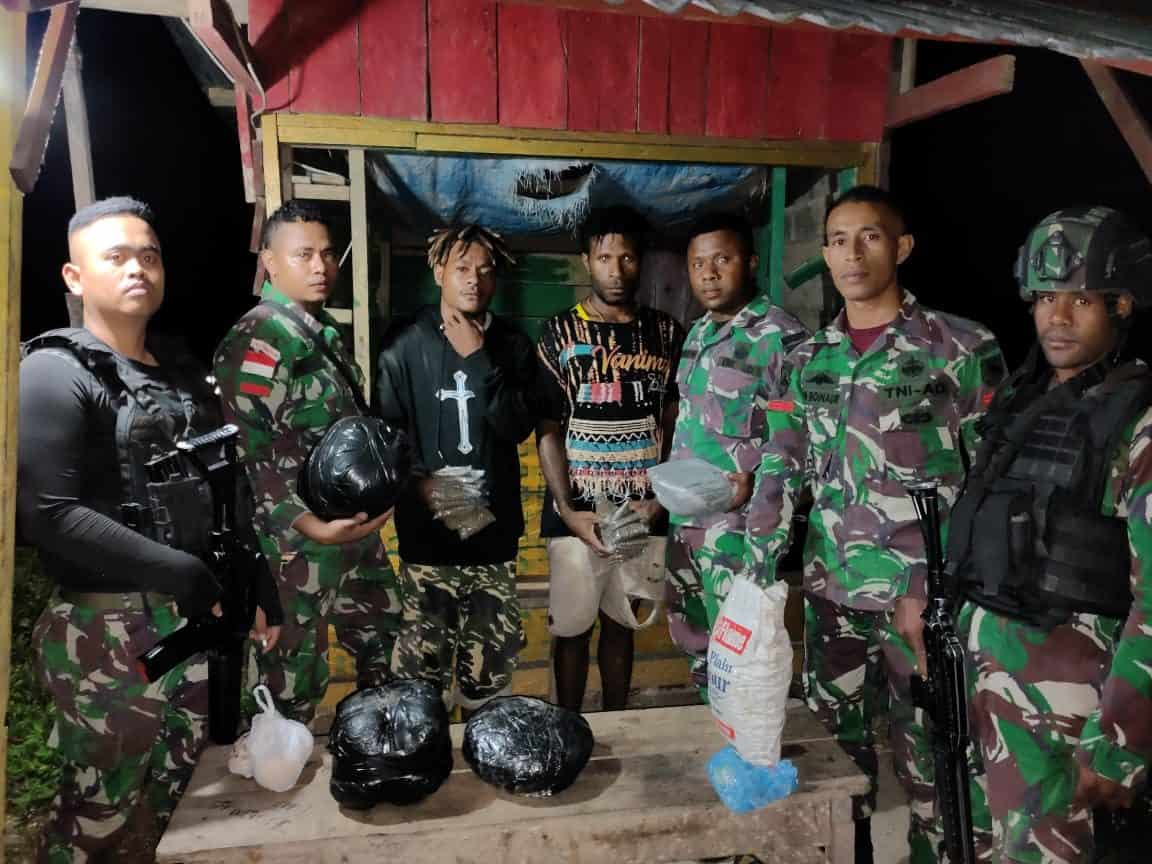 Satgas Pamtas Yonif 756/WMS Amankan Pemuda Pembawa Ganja Seberat 5 Kg di Perbatasan RI-PNG