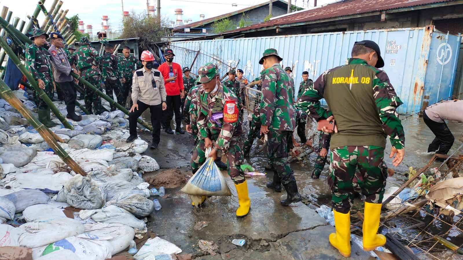 Atasi Kesulitan Warga, Kodim 0733/Kota Semarang Gotong Royong Bangun Tanggul Darurat Akibat Banjir Rob