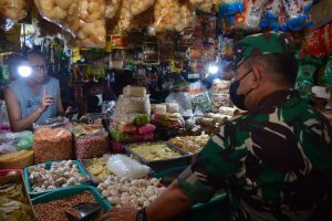Cek Harga Minyak Goreng, Kasad Blusukan ke Pasar