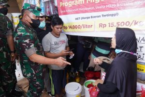 Pantau Harga Minyak Goreng, Kasad Dialog Langsung Dengan Pedagang Pasar Kramat Jati