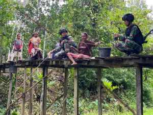Mancing Ikan Bersama, Upaya Satgas Pamtas Yonif 711/Rks Lebih Dekat dengan Masyarakat