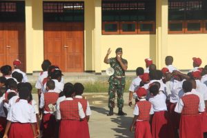 Game Outbond Merah Putih” Cara Satgas Satuan Organik Yonif RK 136/TS Bekali Wasbang Anak-Anak Papua