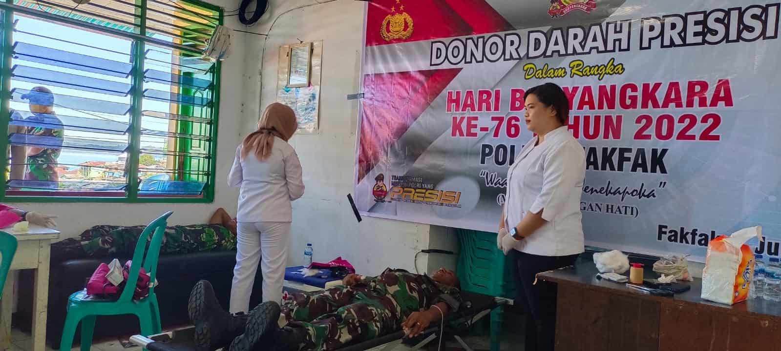 Jelang HUT ke 76 Bhayangkara, Anggota Korem 182/JO Bersama Polres Fakfak ikut Donor Darah