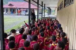 Siapkan Generasi Hebat Sejak Dini, Satgas Yonif R 301 Bantu Mengajar di SD Puncak Jaya