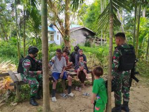 Jaga Kesehatan Warga Papua, Tim Kesehatan Satgas Pamtas Yonif 711/Rks Telusuri Kampung ke Kampung