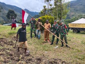 Satgas Yonif R 142/KJ Perkokoh Patriotisme dan Cinta Tanam Air Masyarakat Papua