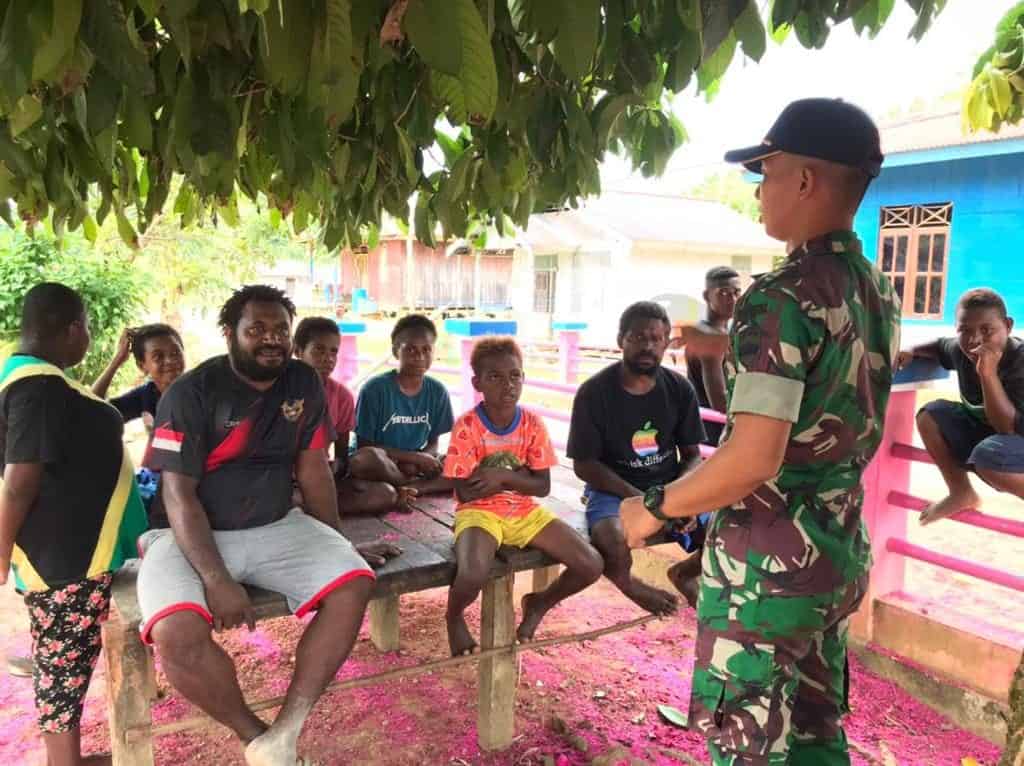 Tingkatkan Cinta Tanah Air, Satgas TNI Bekali Wasbang Warga Kampung Macok, Papua Barat