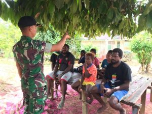 Tingkatkan Cinta Tanah Air, Satgas TNI Bekali Wasbang Warga Kampung Macok, Papua Barat