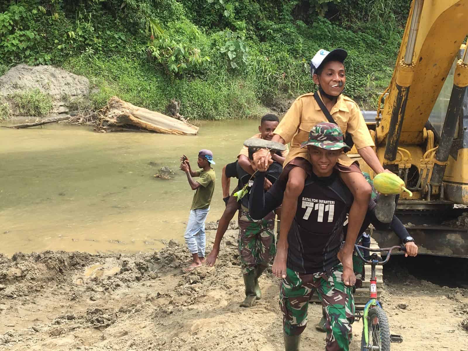 Satgas Pamtas Yonif 711/Rks Gendong Anak-Anak Sekolah Bantu Seberangi Sungai di Perbatasan
