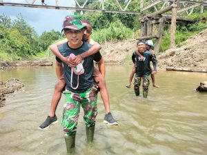 Satgas Pamtas Yonif 711/Rks Gendong Anak-Anak Sekolah Bantu Seberangi Sungai di Perbatasan