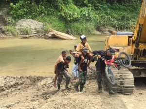 Satgas Pamtas Yonif 711/Rks Gendong Anak-Anak Sekolah Bantu Seberangi Sungai di Perbatasan
