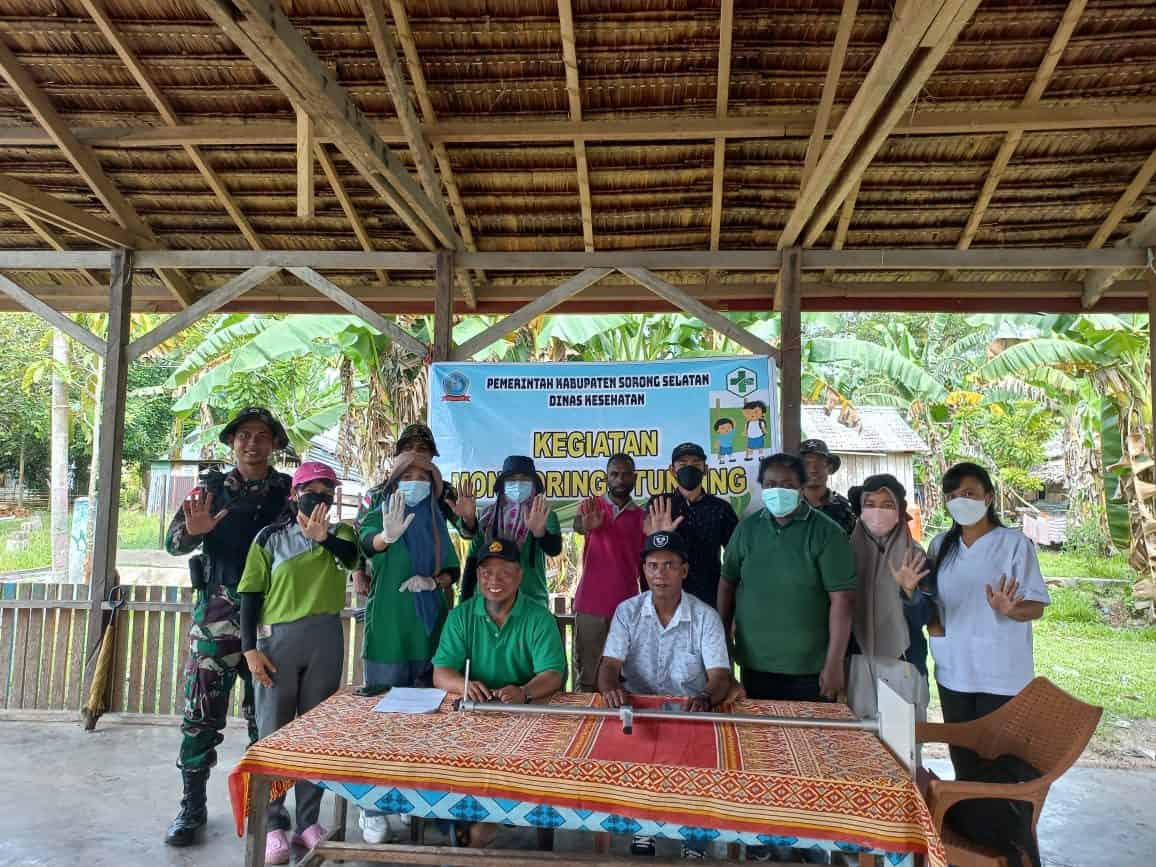 Cegah Stunting, Satgas Yonif RK 136/Tuah Sakti Bersama Dinkes Sorong Selatan Gelar Monitoring dan Pelayanan Kesehatan Gratis