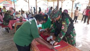 Cegah Stunting, Satgas Yonif RK 136/Tuah Sakti Bersama Dinkes Sorong Selatan Gelar Monitoring dan Pelayanan Kesehatan Gratis