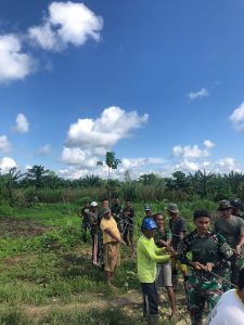 Pererat Kemanunggalan, Satgas Pamtas Yonif 711/Rks Bersama Warga Bangun Akses Jalan Menuju Kebun Desa