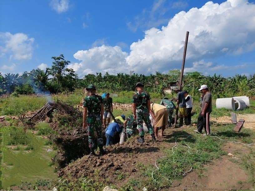 Pererat Kemanunggalan, Satgas Pamtas Yonif 711/Rks Bersama Warga Bangun Akses Jalan Menuju Kebun Desa