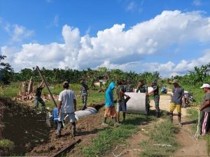 Pererat Kemanunggalan, Satgas Pamtas Yonif 711/Rks Bersama Warga Bangun Akses Jalan Menuju Kebun Desa