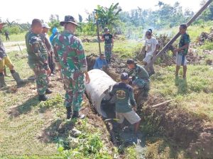 Pererat Kemanunggalan, Satgas Pamtas Yonif 711/Rks Bersama Warga Bangun Akses Jalan Menuju Kebun Desa