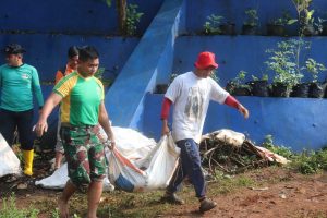 Sigap Bencana, Yonif Raider 515 Kostrad Bantu Masyarakat Bersihkan Jalan Yang Terkena Tanah Longsor
