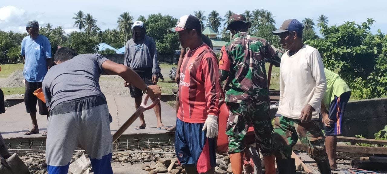 Perlancar Mobilitas Masyarakat Desa Kamal, Satgas Kodim Maluku Yonarhanud 11/WBY Perbaiki Jembatan