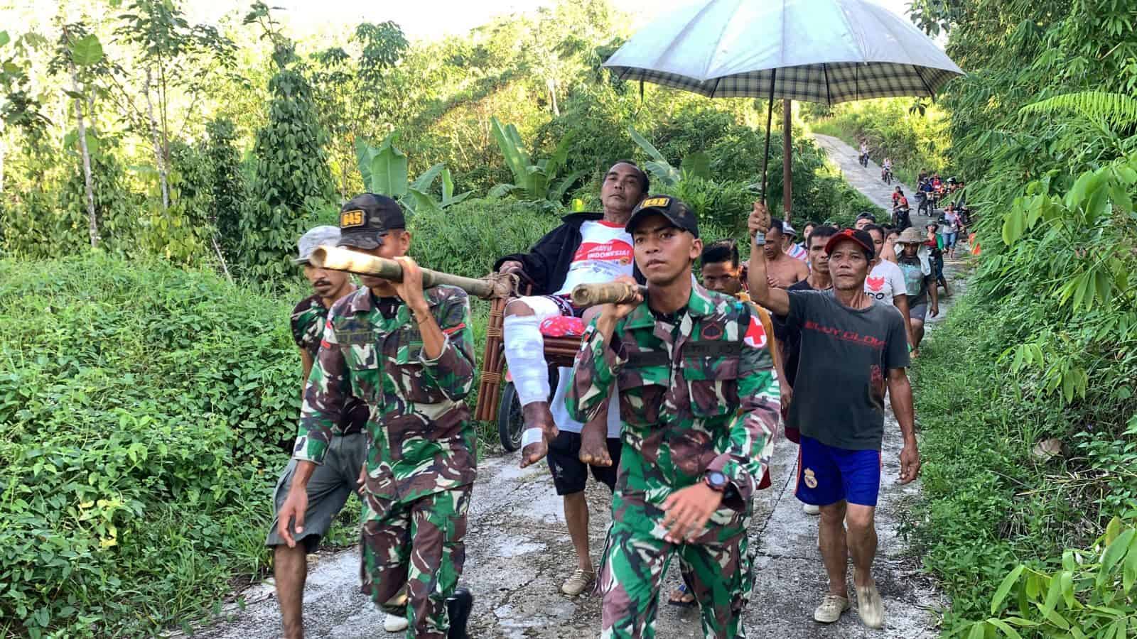 Personel Satgas Pamtas RI-MLY Yonif 645/Gty Bantu Menandu Warga Yang Sakit Sejauh 5 Kilometer