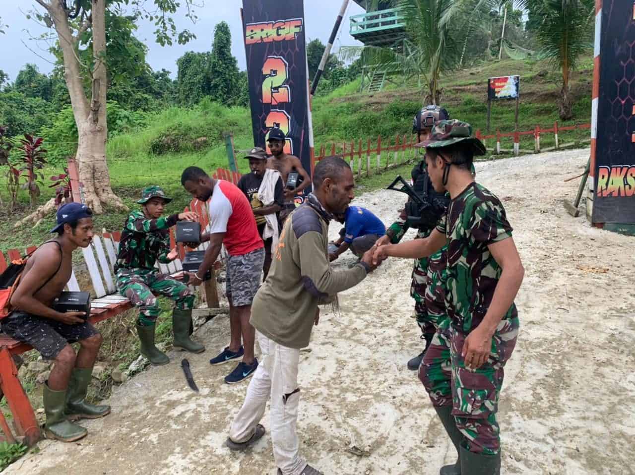 Wujudkan Lingkungan Bersih dan Rapih, Satgas Pamtas Yonif 711/Rks Gelar Karya Bakti Bersama Warga Kampung Sawiyatami, Papua