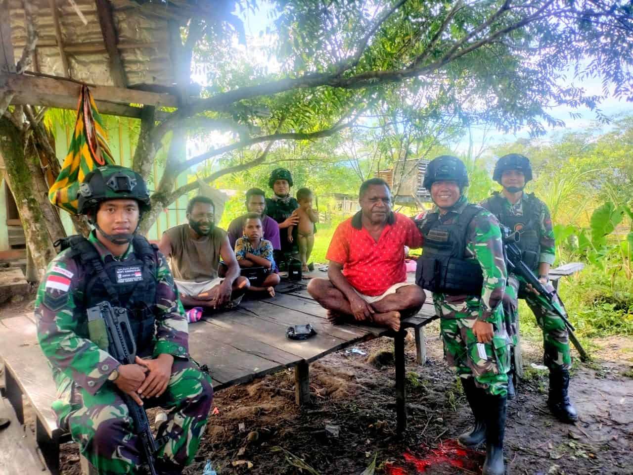 Warga Senang Diberi Minuman Khas TNI, Saat Satgas Yonif Raider 142/KJ Berkunjung