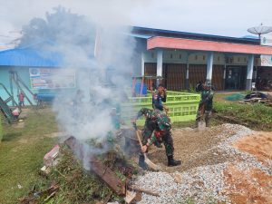 Satgas Pamtas RI-Malaysia Yonif 645/GTY Bersama Warga Bersihkan Lingkungan Sekolah di Perbatasan
