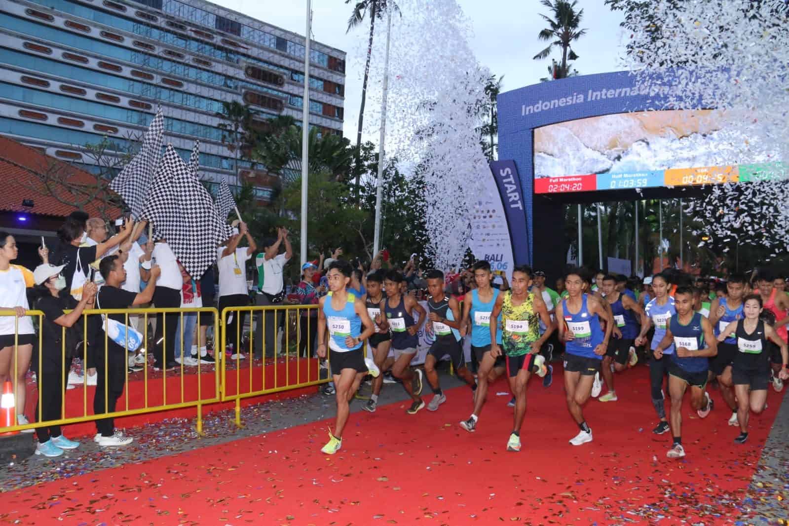 Runner 10 K Dilepas Kasdam IX/Udayana pada Indonesia International Marathon Tahun 2022