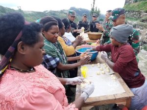 Tingkatkan Kreativitas Masyarakat, Satgas Yonif R 301/PKS Ajarkan Buat Makanan Olahan