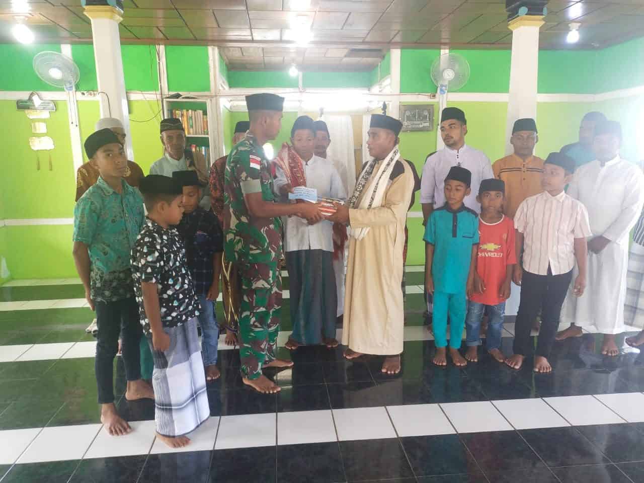 Aksi Sosial Satgas Yonarhanud 11/WBY Bagikan Kitab Suci Al-Qur’an di Desa Balpetu