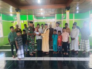 Aksi Sosial Satgas Yonarhanud 11/WBY Bagikan Kitab Suci Al-Qur’an di Desa Balpetu
