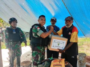 Satgas Pamtas Yonif 126/KC Bagikan Sembako Untuk Warga Kampung Pund Distrik Waris