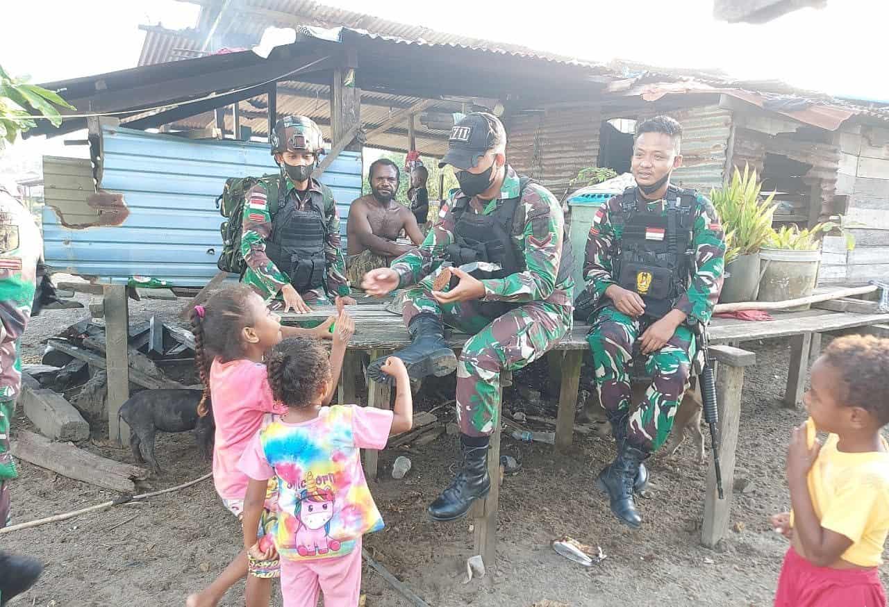 Potret Keceriaan Satgas Pamtas Yonif 711/Rks dengan Anak-Anak Papua