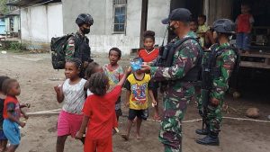 Potret Keceriaan Satgas Pamtas Yonif 711/Rks dengan Anak-Anak Papua