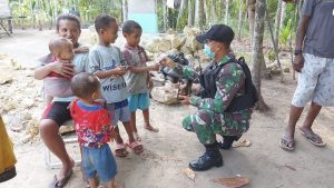 Potret Keceriaan Satgas Pamtas Yonif 711/Rks dengan Anak-Anak Papua