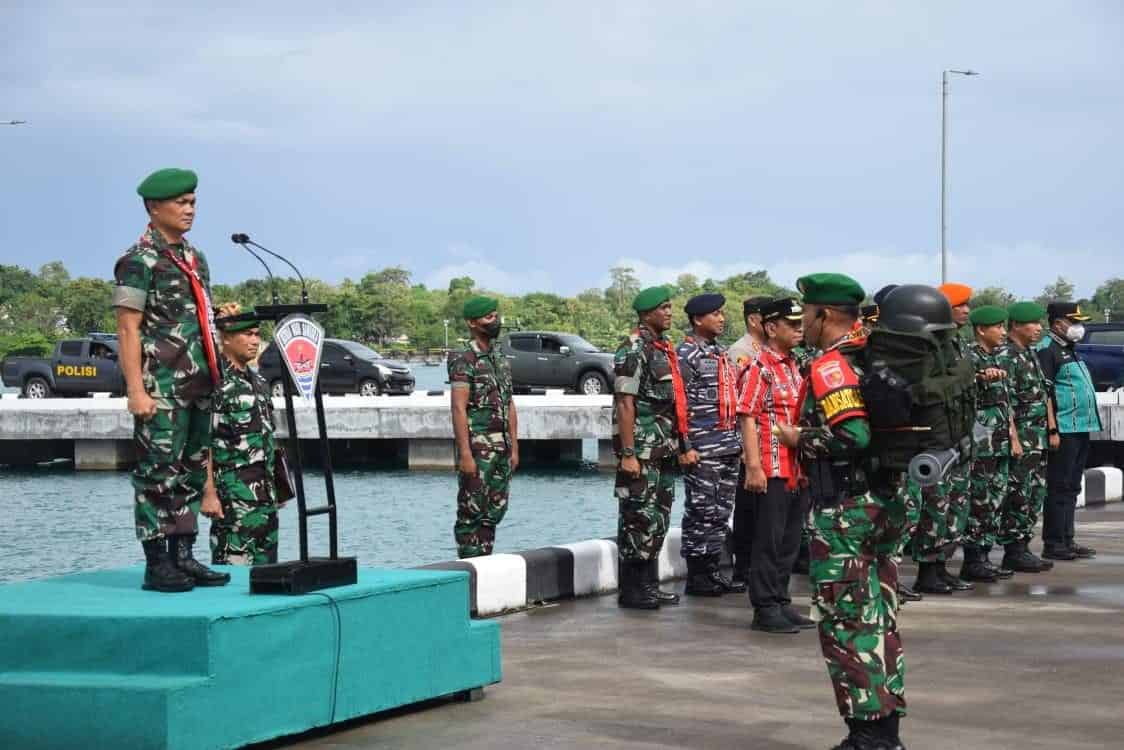 Dandim 1507/Saumlaki Komandan Upacara Pemberangkatan Satgas Pulau Terluar Koops XVI TA 2022