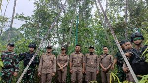 Satgas Pamtas RI-MLY Yonif 645/Gty Patroli Bersama Dengan Karantina Pertanian Entikong
