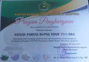 Satgas Pamtas RI-PNG Yonif 711/Rks Terima Piagam Penghargaan dari Kantor Kemenag Kota Jayapura
