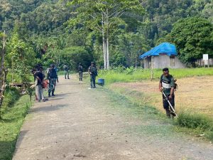 Peduli Lingkungan Bersih, Satgas Pamtas RI-PNG Yonif Raider 142/KJ Gelar Kamis Bersih di Desa Dabra