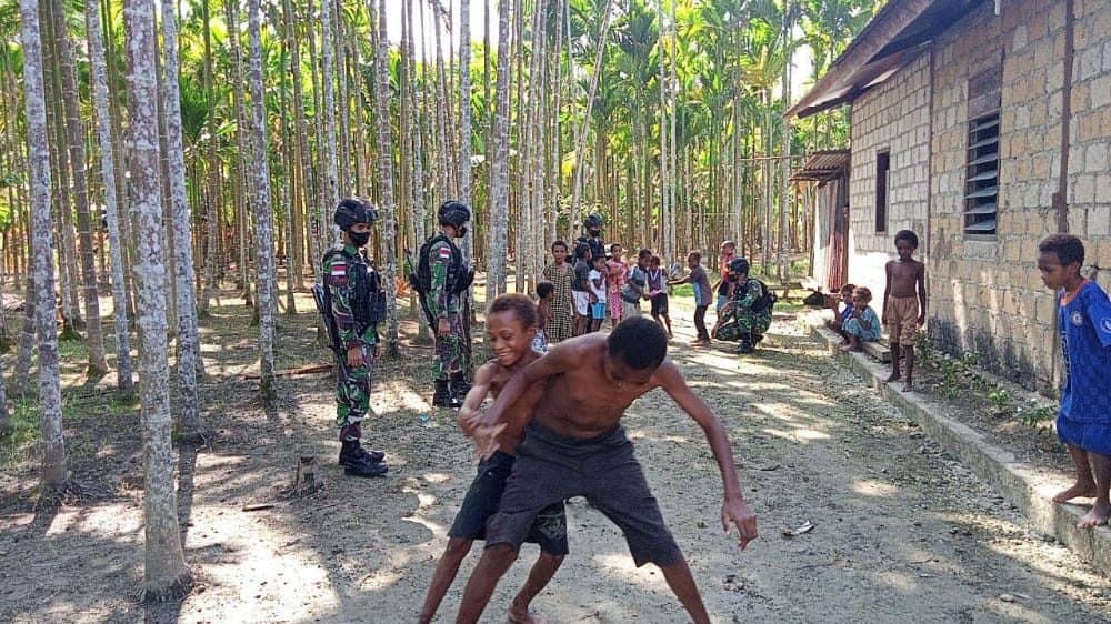 Keceriaan Anak-Anak Papua Bermain Bersama Satgas Pamtas Yonif 711/Rks